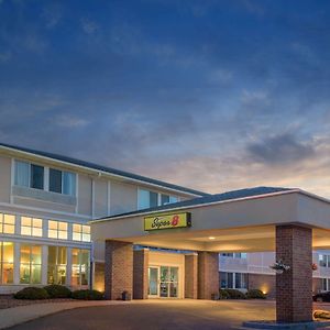 Super 8 By Wyndham Menomonie Wi